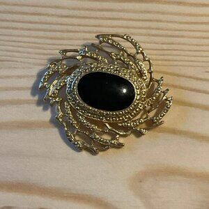 Gold Tone Black Cabochon Open Filigree Setting Oval Shape Brooch Pin